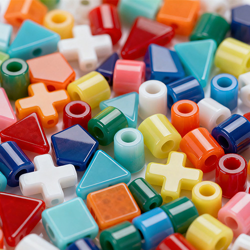 Formsprutning av plastpärlor